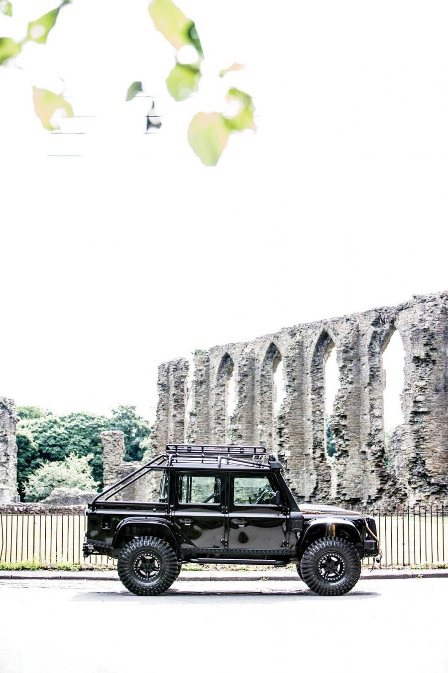  Land Rover Defender 110 James Bond Villain 2017 года  (фото 16 из 21)